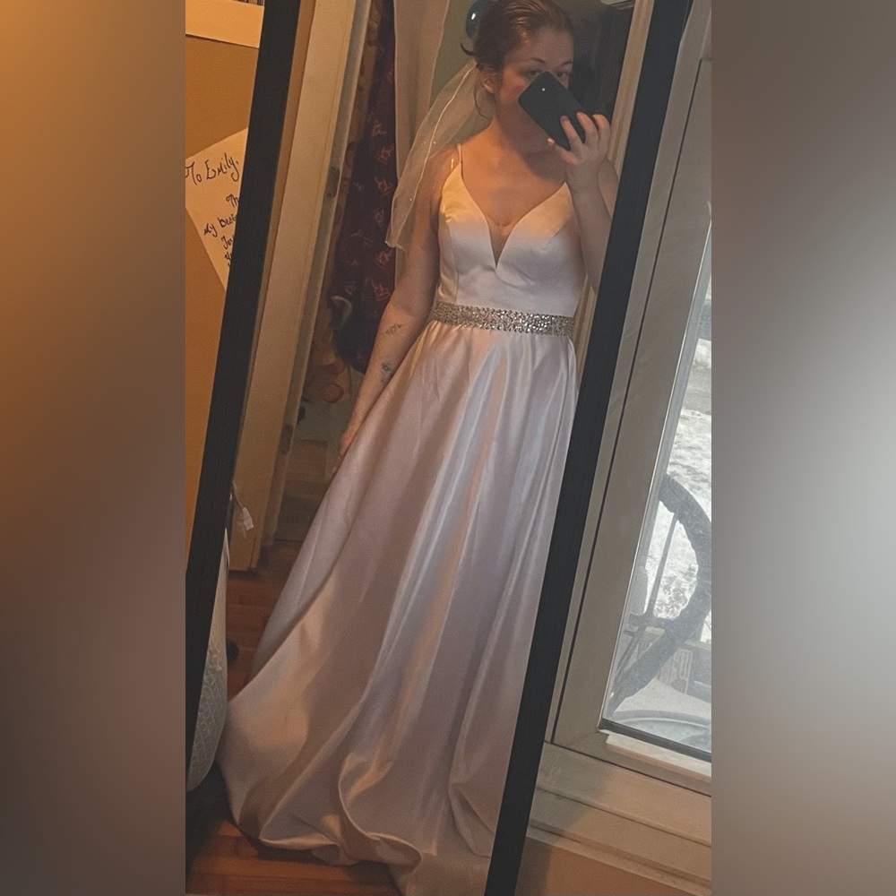 NEW Wedding dress WITH POCKETS! Fits sizes 6-10